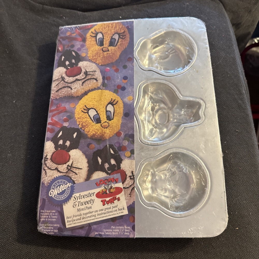 Vintage 1994 WILTON Warner Brothers Tweety Bird Sylvester Mini Cake Pan 6 Molds